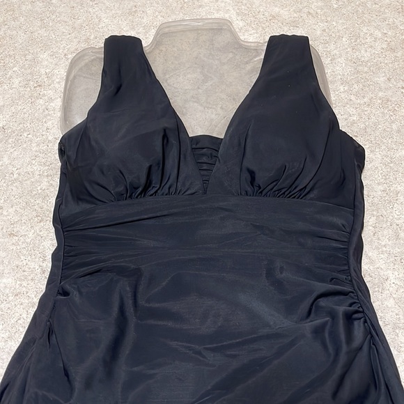 LANDS’ END BLACK ONE PIECE SKIRT SWIMSUIT WITH SOFT CUPS - Picture 3 of 8